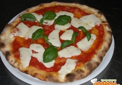 Рецепт: Пицца с рукколой, салями и уксусом бальзамико