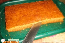 Шаг 5: Далее разрезаем коржи поперек