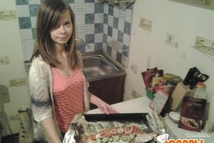 Шаг 1: Приправить рыбку специями. Лук порезать …