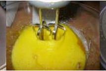 Шаг 2: Хорошо взбить яйца с сахаром. …