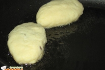 Шаг 4: На ладошке из картофельного фарша …