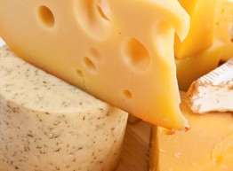 Откуда  у сыра дырки?