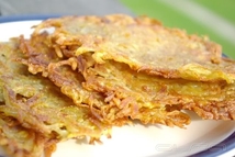 Шаг 1: Картошка трется на крупной терке, …