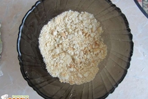 Шаг 2: Берем печенье и толчем его …