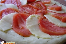 Шаг 4: Выкладываем по кругу веером помидоры …