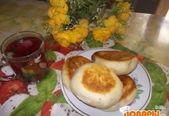 Пирожки из дрожжевого теста с вишней и абрикосами