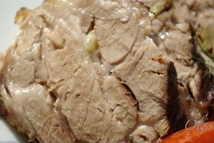 Шаг 2: Обжарила много лука. Свинину нашпиговала …