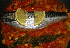 Скумбрия с ворчестерским соусом и овощами