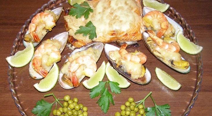 Морское ассорти с фруктовым соусом