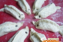 Шаг 8: Сырое взбить, обмазать рыбок. Выложить …