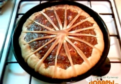 Пирог из дрожжевого теста  со сладкой начинкой 