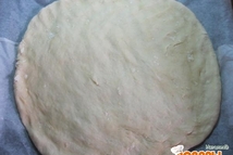 Шаг 7: Подошедшее тесто раскатать на противне, …