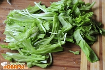 Шаг 2: Листья салата помыть и порезать …