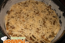 Шаг 8: Сверху посыпать тертым сыром.