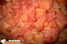 Шаг 2: Нарежьте куриное филе кубиком