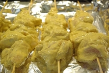 Шаг 2: Нанизать мясо на шпажки, выложить …