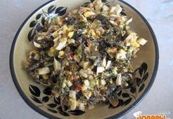 Салат из морской капусты, яйца и зеленого лука