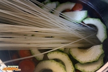 Шаг 2: Затем добавить рисовую лапшу, соль, …