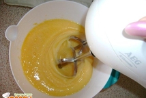 Шаг 1: Взбить яйца с сахаром.