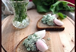 Теплые тосты с редиской и сметаной