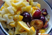 Шаг 1: Сливы разрезаем на половинки, вынимаем …