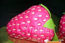 Шаг 5: Раскатываем мастику, покрываем клубнику. Округлым …