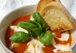 Томатный суп с моцареллой