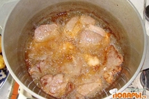 Шаг 2: Закидываем мясо, нарезанное кусками примерно …