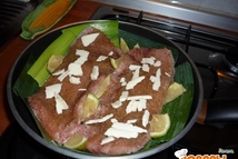 Шаг 3: На каждое филе настрогай масла …