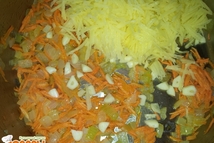 Шаг 3: В кастрюле растопим сливочное масло …