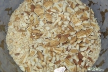 Шаг 1: Измельчить печенье и миндаль, перемешать.