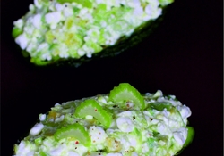 Рецепт: Авокадо, фаршированный творогом