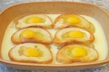 Шаг 7: В серединку кусочков разбить яйца, …