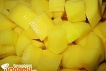 Шаг 2: Нарезаем картофель кубиком и добавляем …