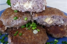 Шаг 2: Осторожно завернуть, складывая края кружка. …