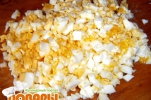 Шаг 3: Мелко рубим яйца.