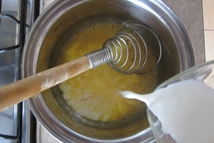 Шаг 2: Взбиваем яйца, добавляем молоко, соль …