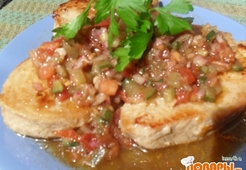 Тунец под соусом сальса