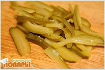 Шаг 1: Подготовка: Огурцы порезать тонкими полосками.