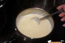 Шаг 2: Добавить 2 желтка постоянно энергично …