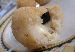 Рисовые шарики с начинкой из сыра и баклажанов