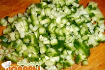 Шаг 4: Мелкими кубиками режем огурец.