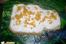 Шаг 7: промазываем кремом, еще раз цукатами.