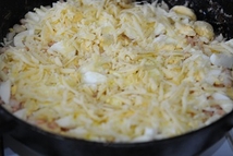 Шаг 11: Поверх креветок и яиц выкладываем …