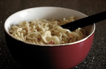 Статья: Несколько способов сделать «доширак» вкуснее