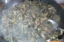 Шаг 4: Всыпать грибы и лук, посолить, …