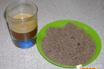 Шаг 1: Растворяем кофе в воде и …