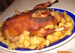 Рецепт: Утка, фаршированая грибами, запечёная с картофелем