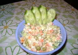 Рецепт: Салат Оливье с крабовыми палочками