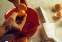 Шаг 2: Разбейте в миске 2 яйца …